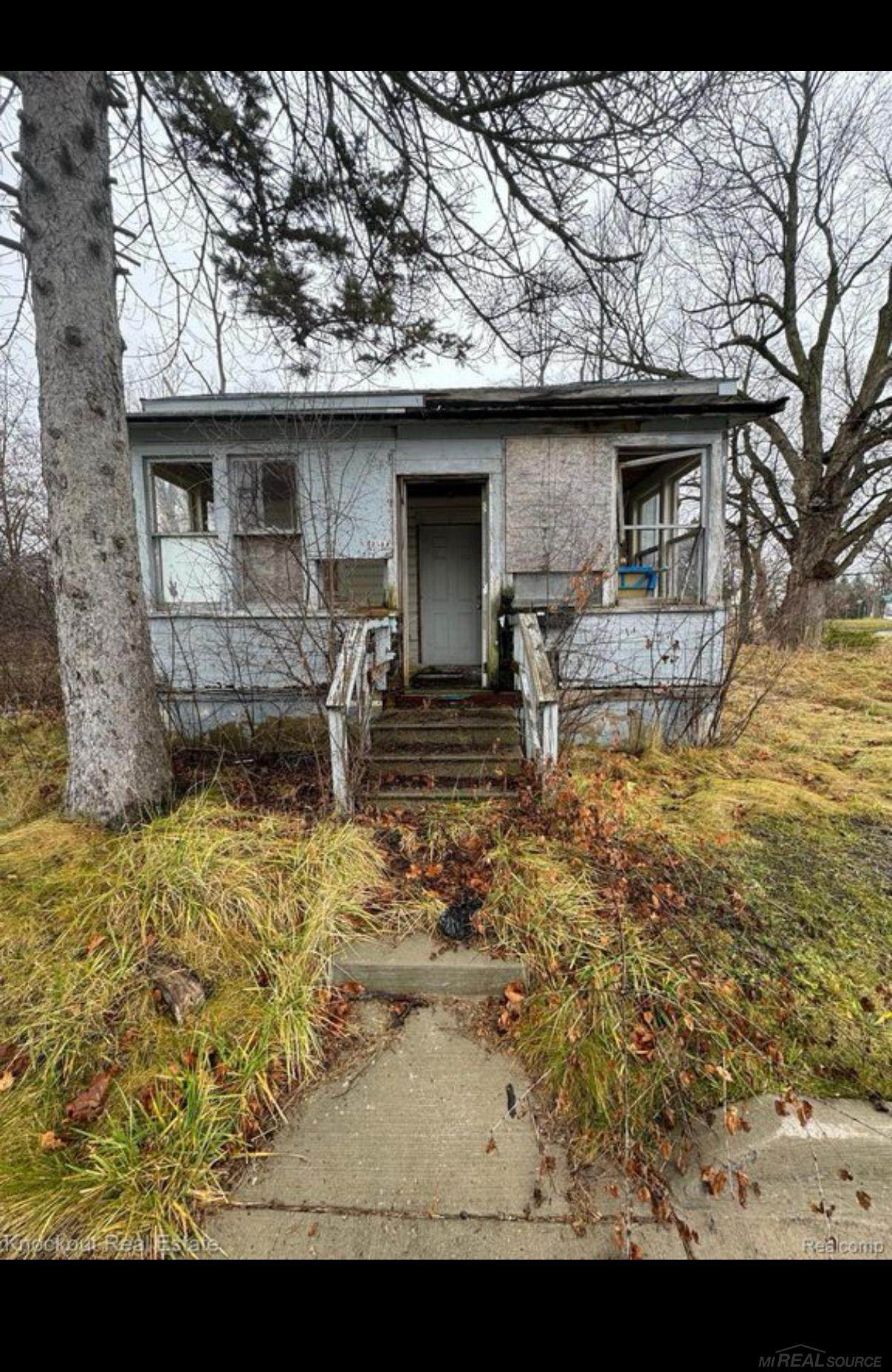 2514 Thayer - Photo 1