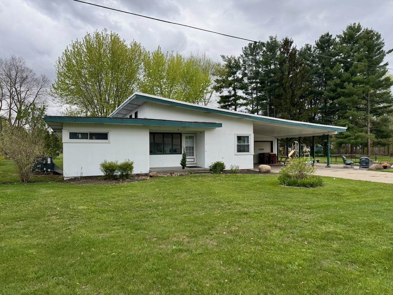 710 Broad - Photo 1