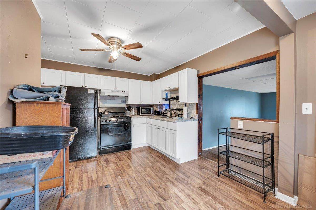 20833 Woodward - Photo 1