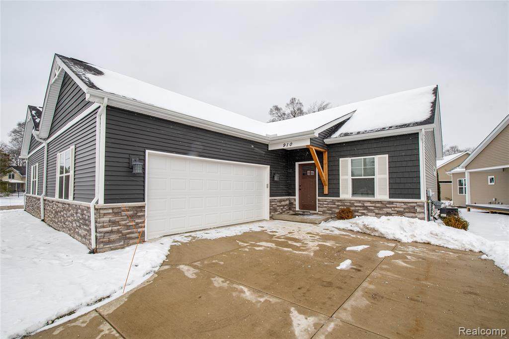 910 Clinton - Photo 1