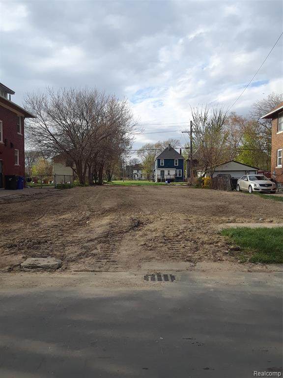 239 Trowbridge - Photo 1
