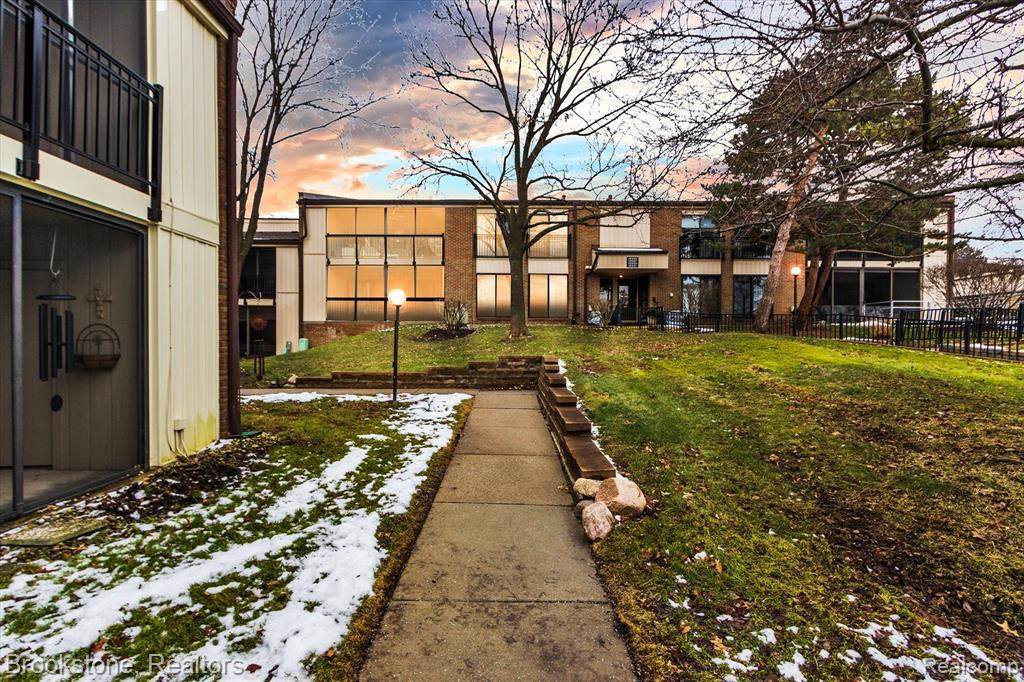18203 University Park - Photo 1