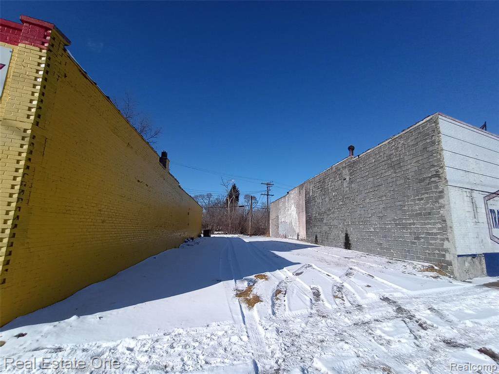 13021 Gratiot - Photo 1