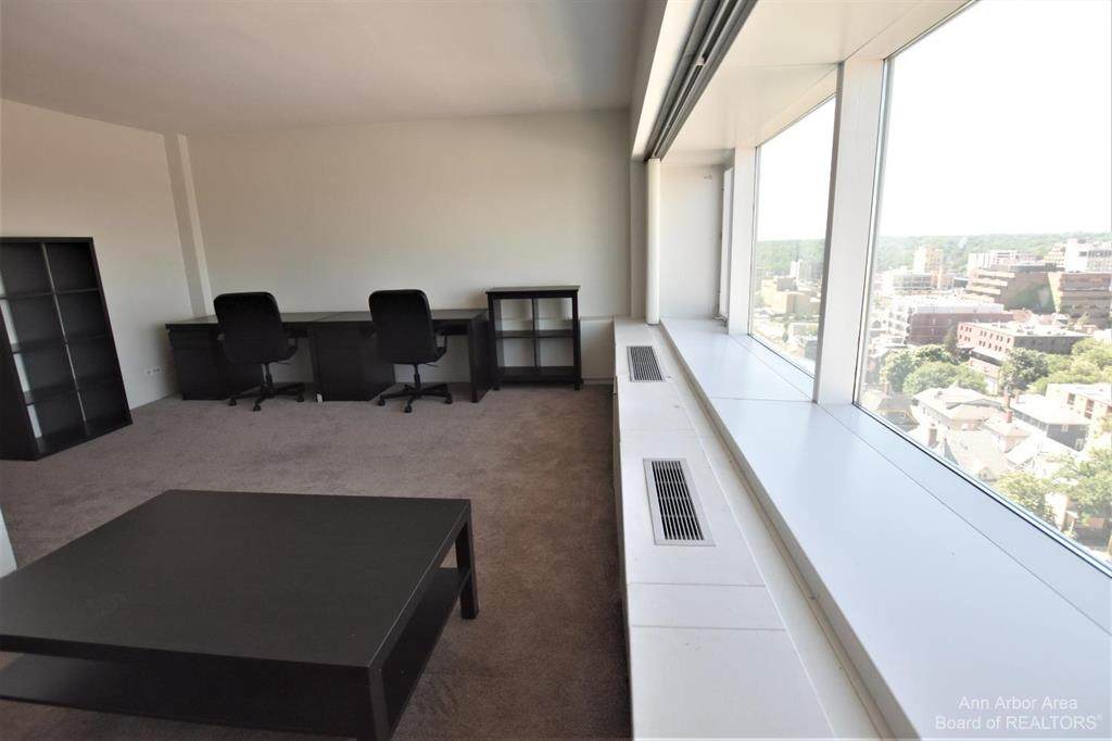 555 William - Photo 1