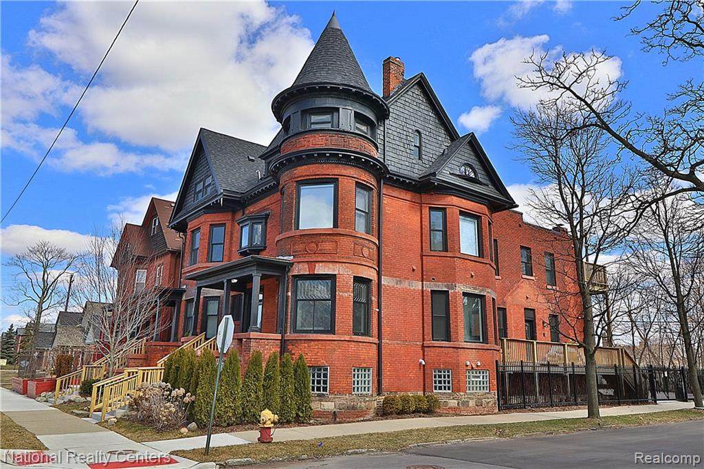 4304 Trumbull - Photo 1