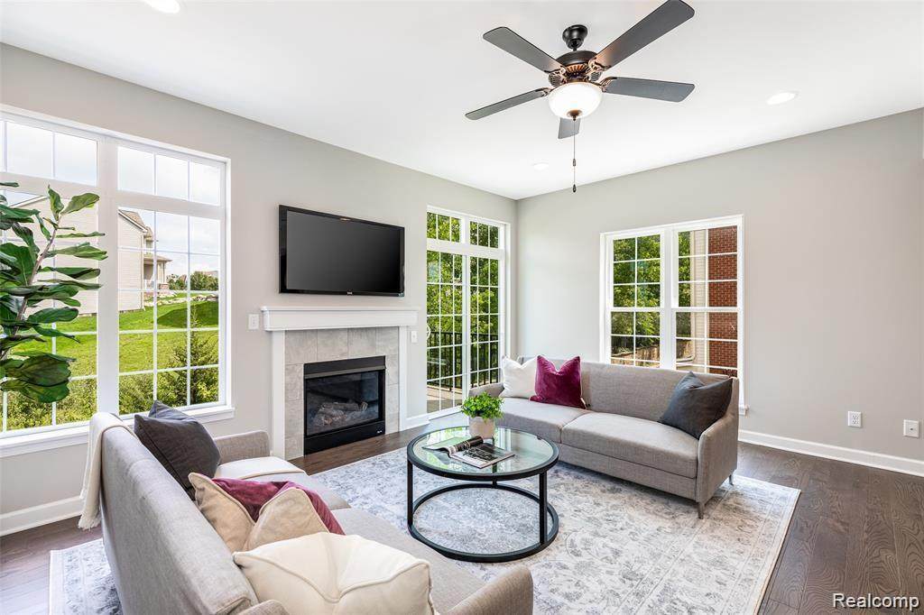 585 Village Ln. - Photo 1