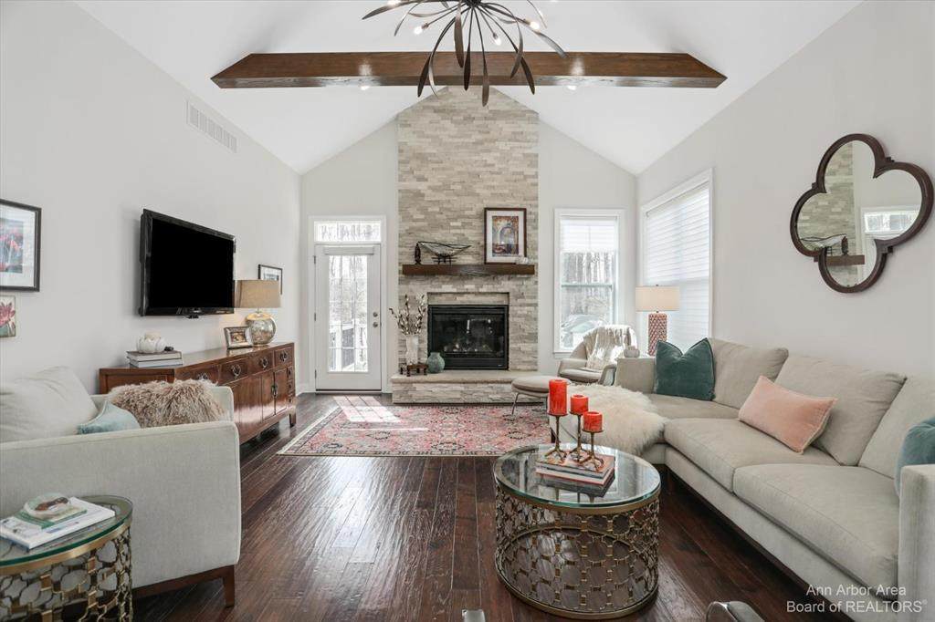3020 Spurway - Photo 1