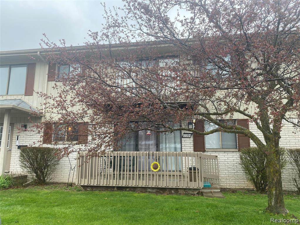1104 Hillcrest - Photo 1