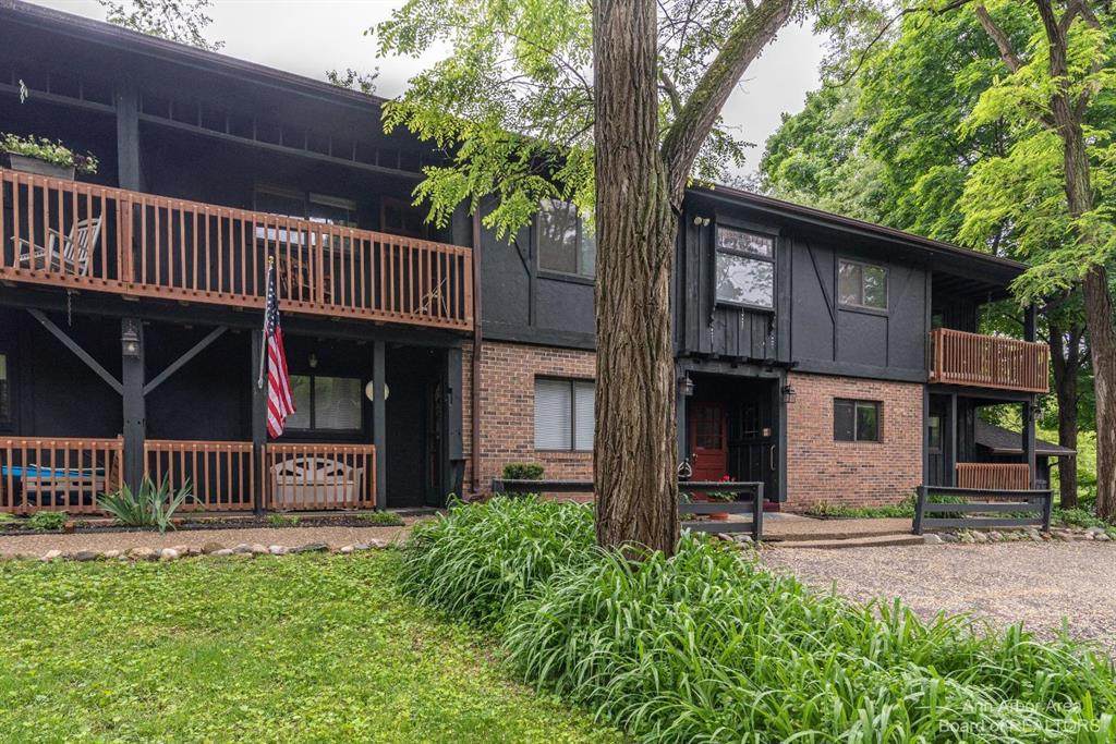 215 Washington - Photo 1