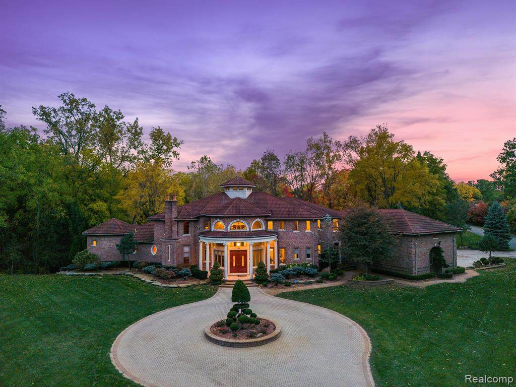 255 Camelot - Photo 1