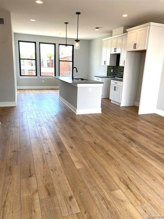 1035 Hampton - Photo 1