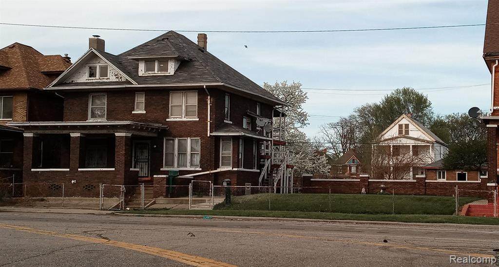 754 Grand - Photo 1