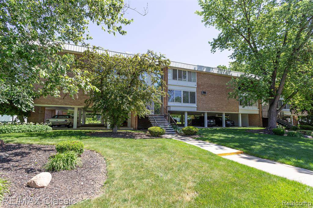 32020 Grand River - Photo 1