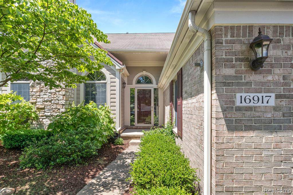 16917 Lochmoor - Photo 1