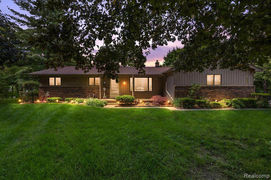 2400 Fox Hills - Photo 1