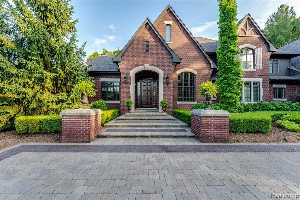 2557 Charnwood - Photo 1