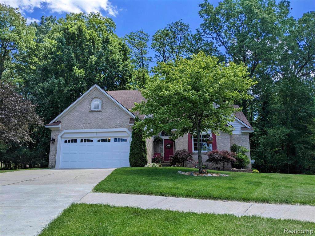 564 Pingree - Photo 1