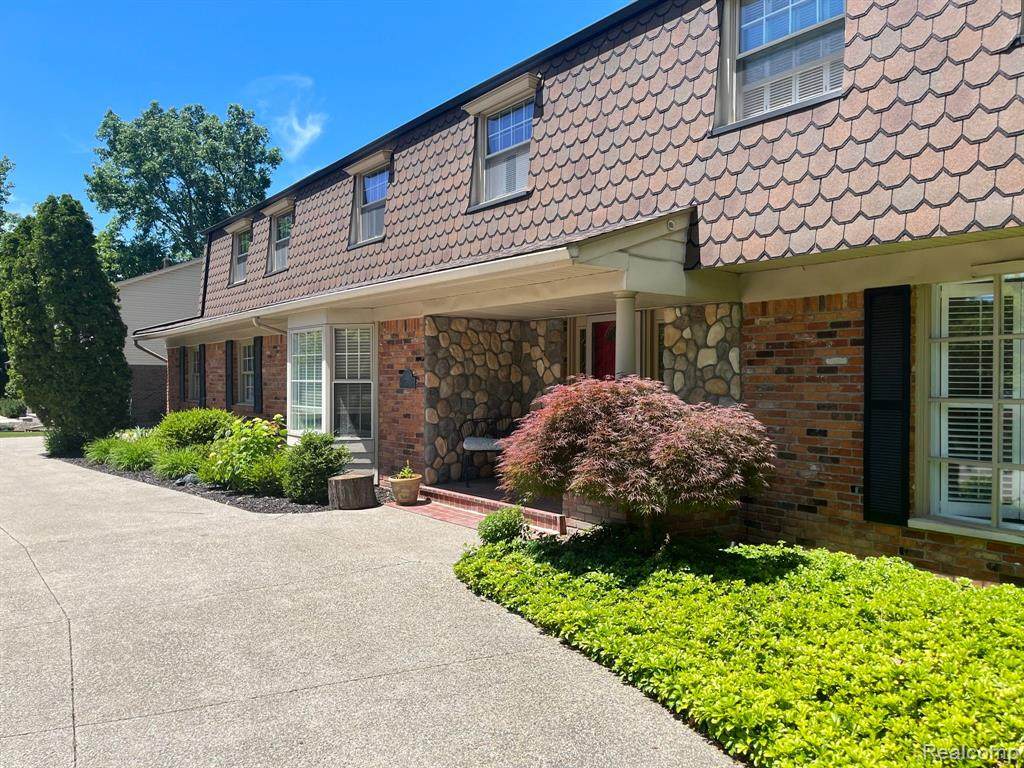 21840 Riverview - Photo 1