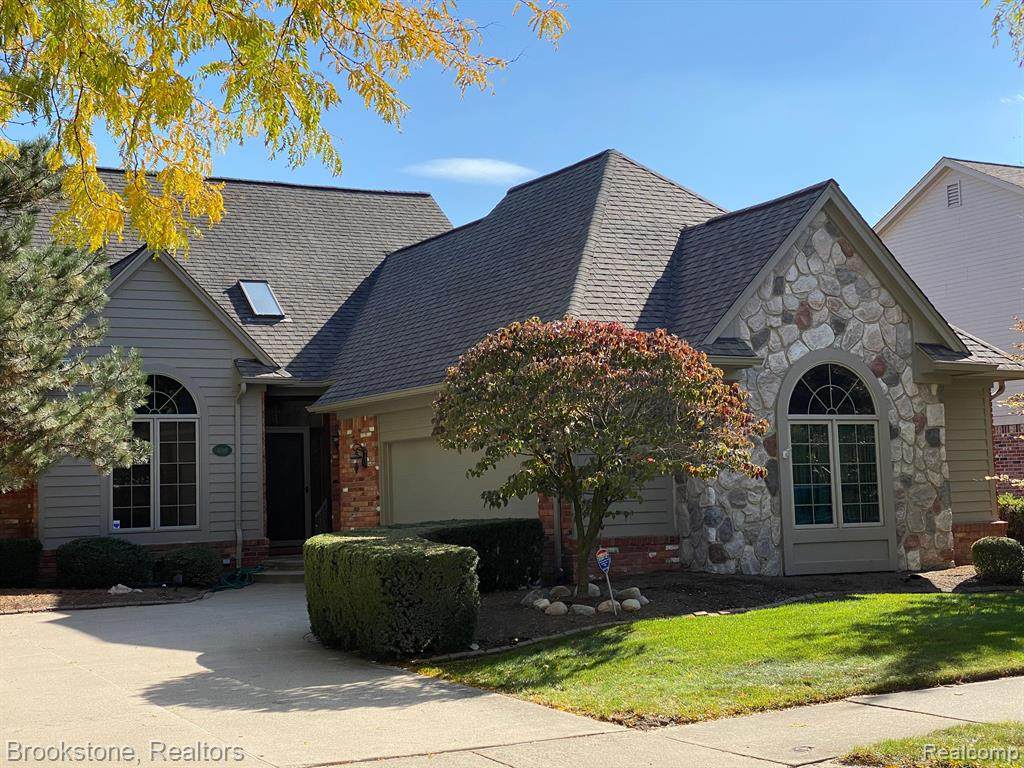 1090 Pointe Place - Photo 1