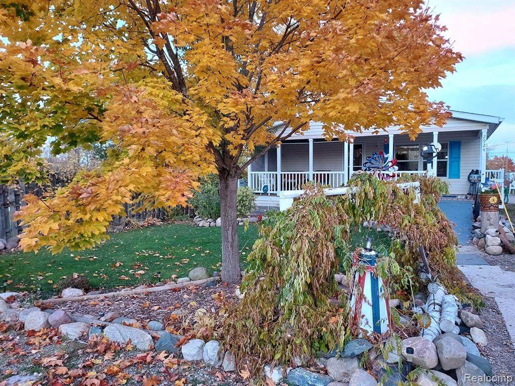 2924 Lakeshore - Photo 1