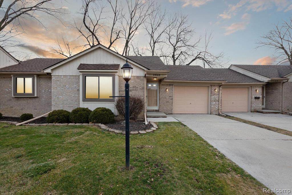 29162 Eastrose - Photo 1