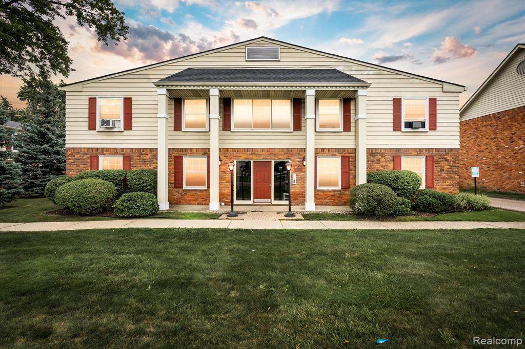 811 Maple - Photo 1