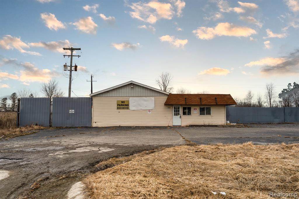 7030 Gratiot - Photo 1