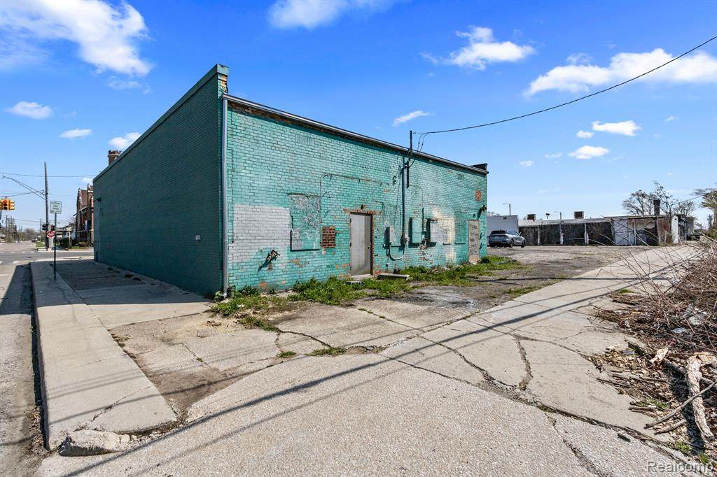341 7 MILE - Photo 1