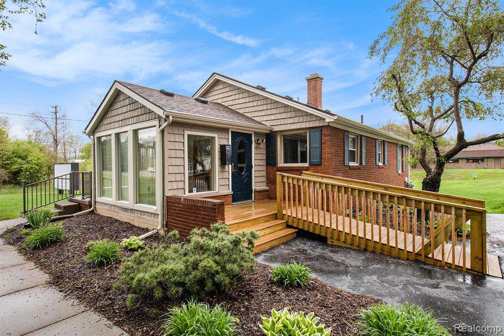 2165 Grand River - Photo 1
