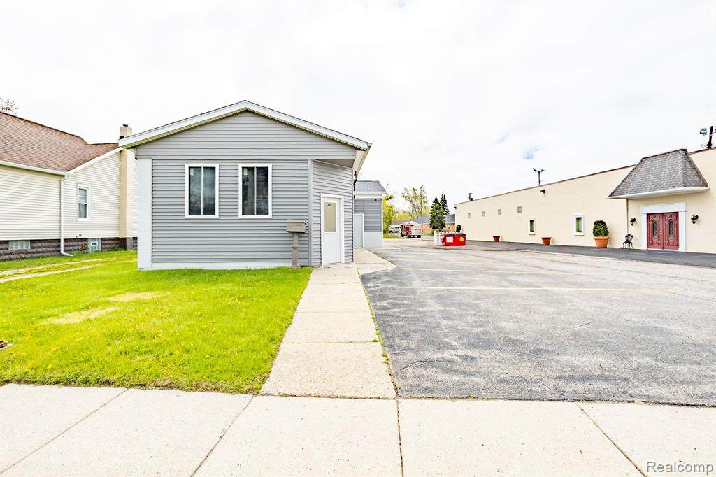 1612 Lapeer - Photo 1