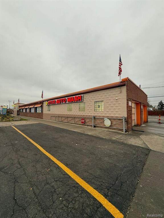 18401 Warren - Photo 1