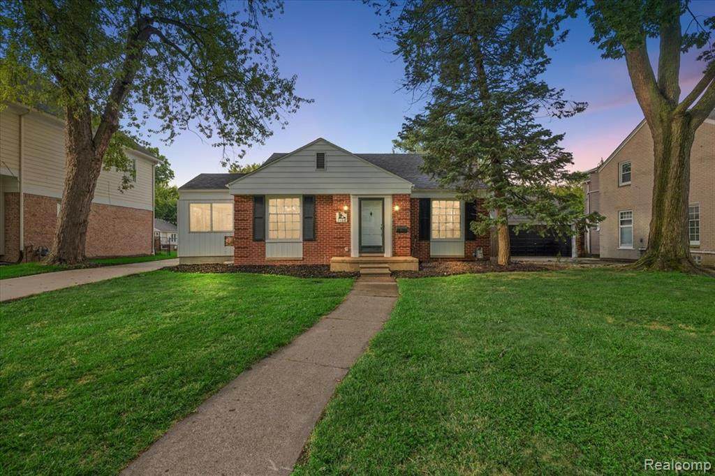 1108 Roslyn - Photo 1