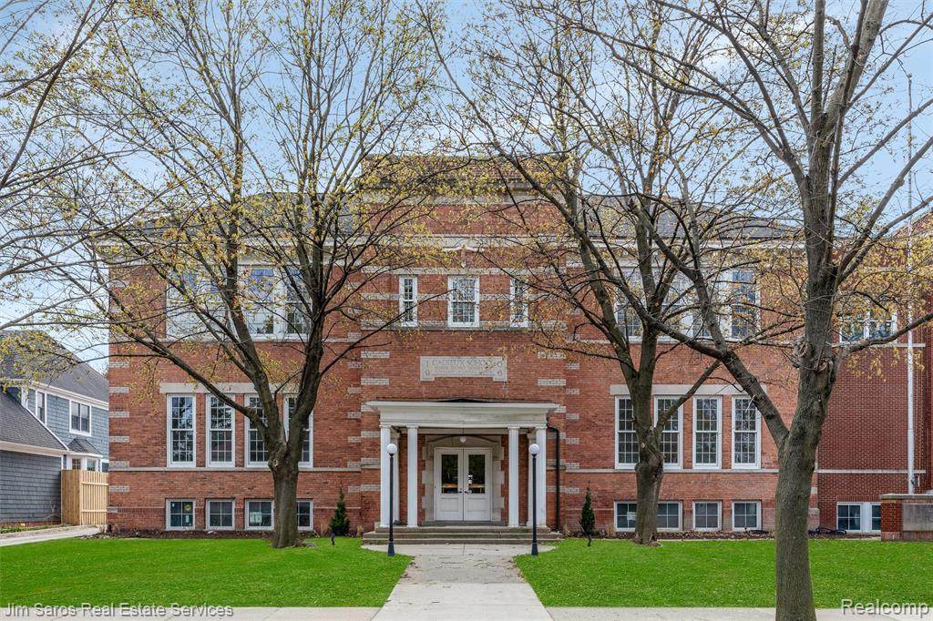 389 Saint Clair #101 - Photo 1