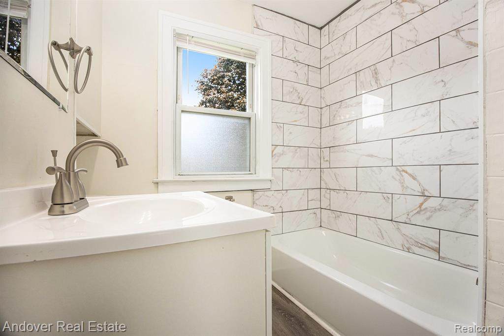 449 Evelyn - Photo 1