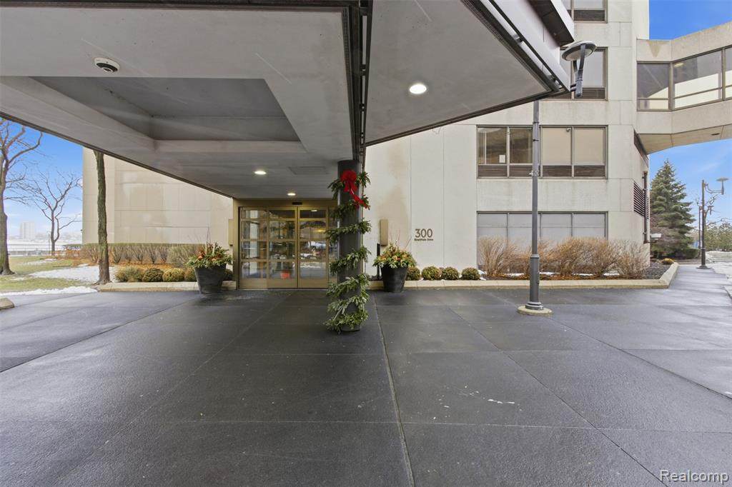 300 Riverfront Drive - Photo 1