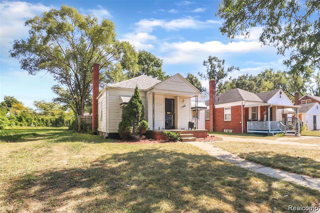 18668 Warwick - Photo 1