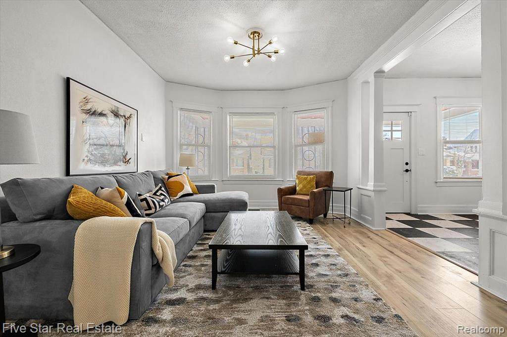 3869 Burns - Photo 1