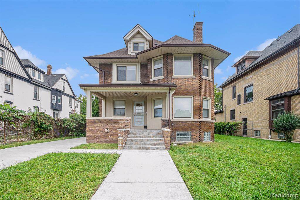 890 E Grand - Photo 1