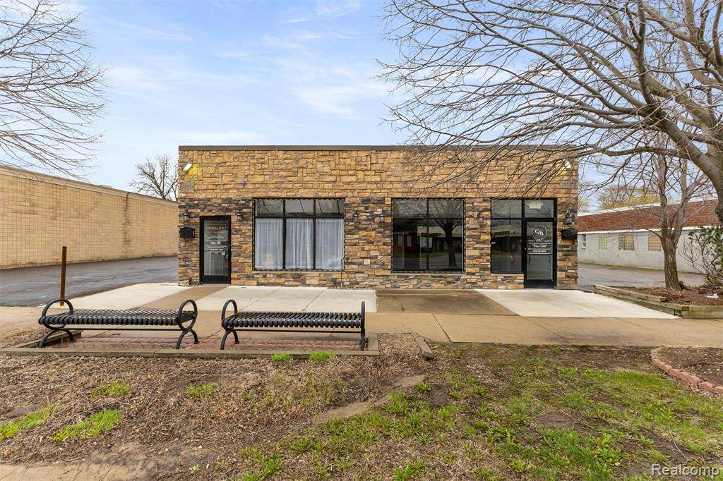 25033 Warren - Photo 1