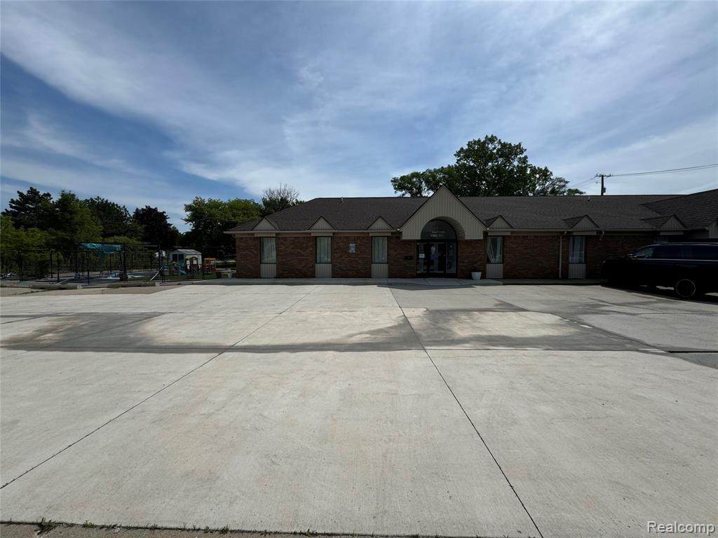 1975 E. Maple Rd - Photo 1