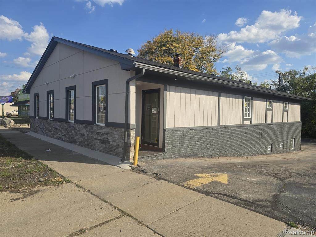 1095 Huron - Photo 1