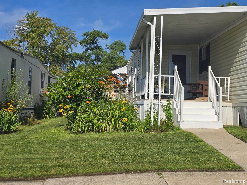 211 Pinewood Dr - Photo 1