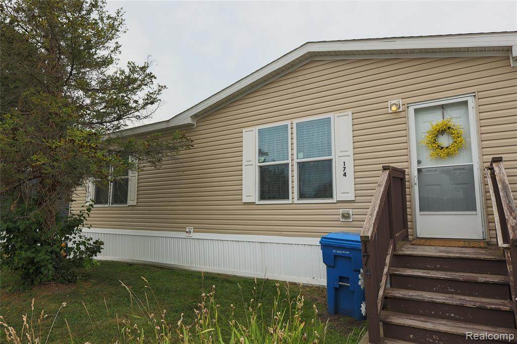 174 Suzanne Blvd - Photo 1