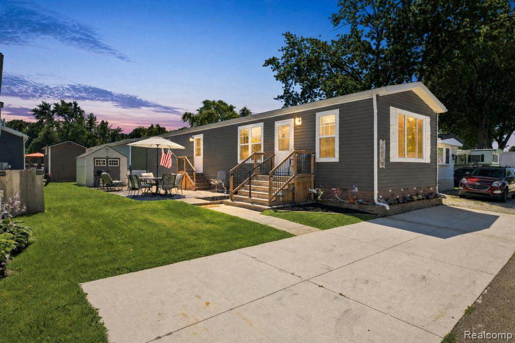 5203 Main St - Photo 1