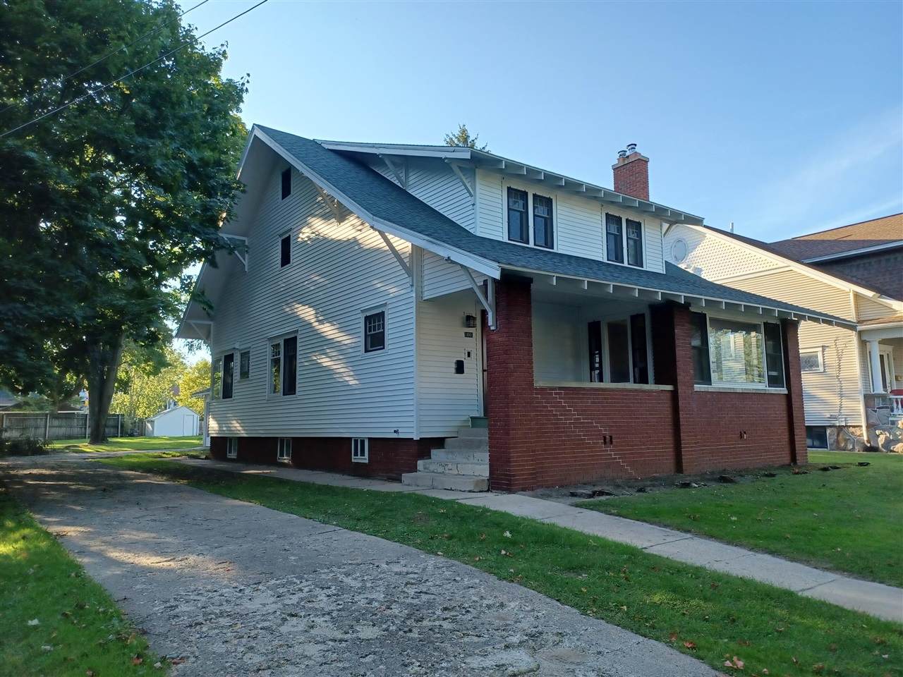 100 Budlong Street - Photo 1