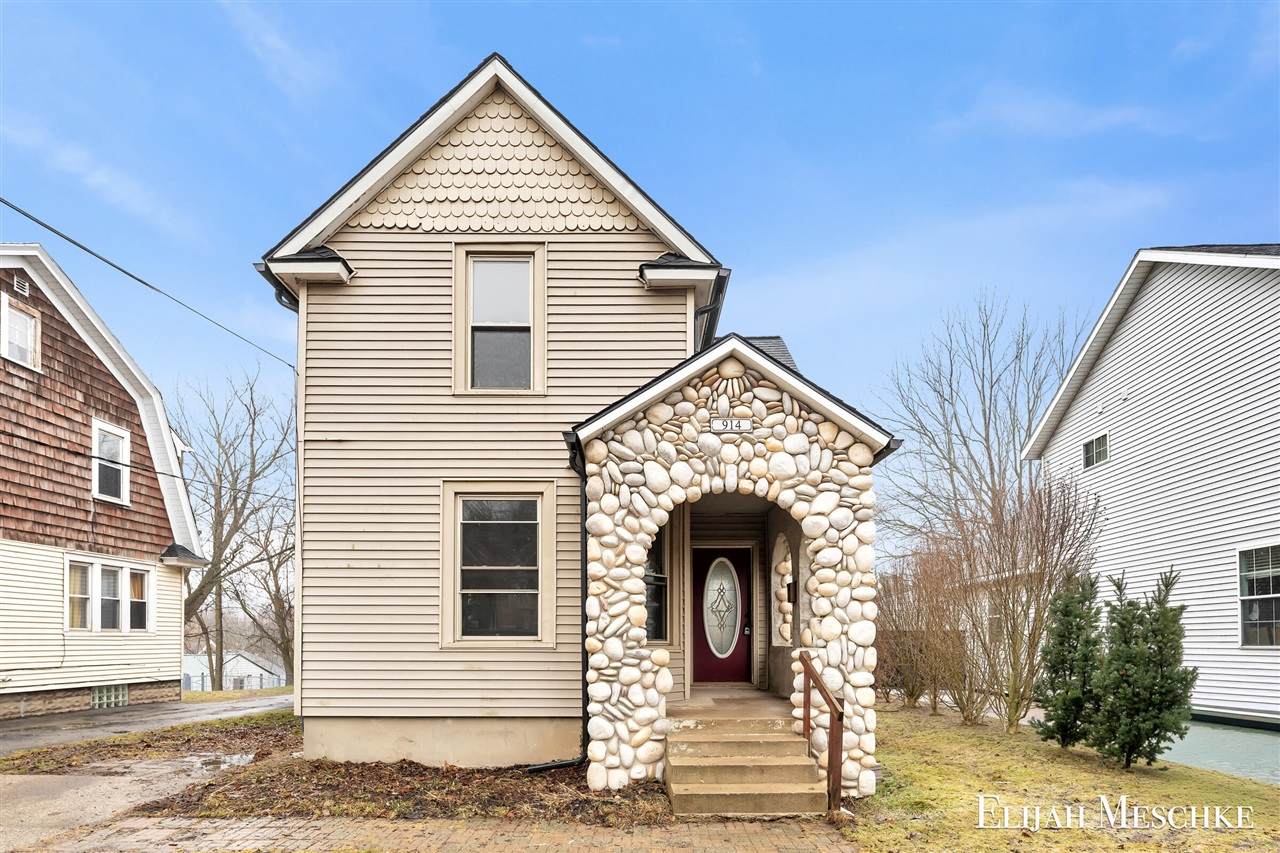 914 Leonard - Photo 1