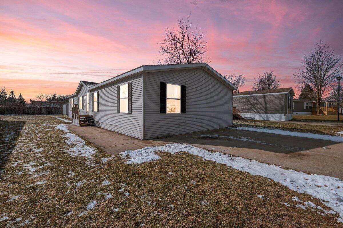 4458 Jardin - Photo 1