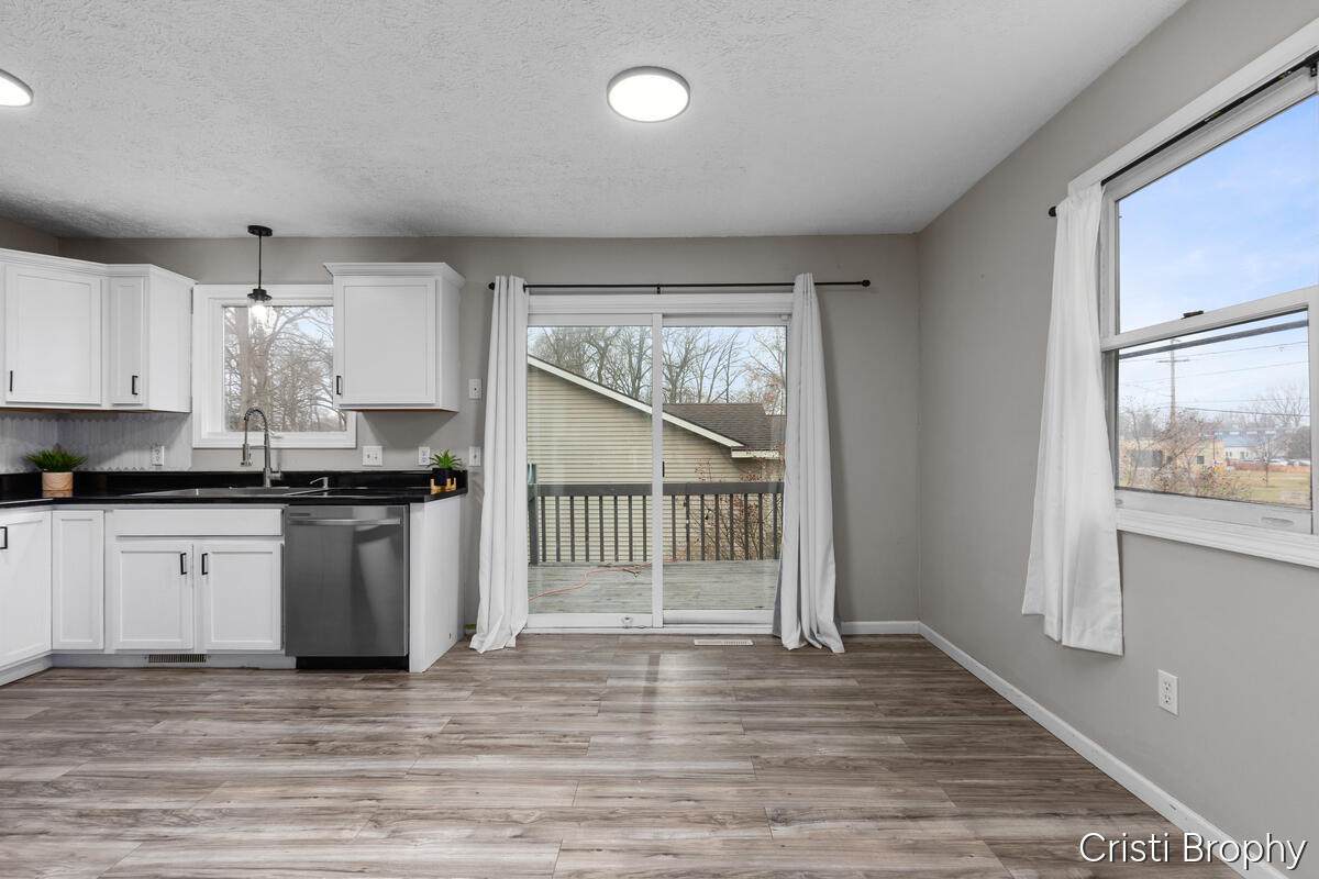 952 Woodside - Photo 1
