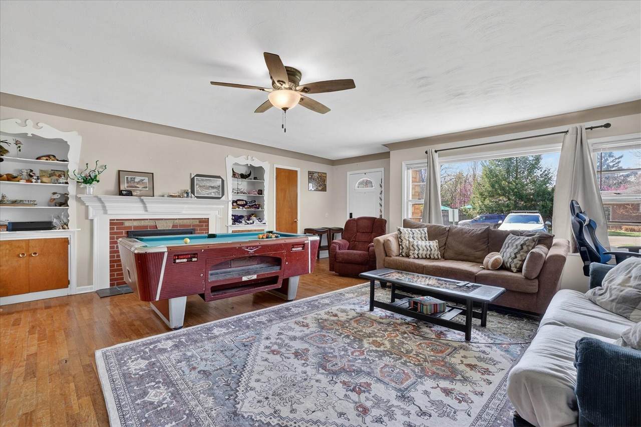 176 Oakhurst - Photo 1
