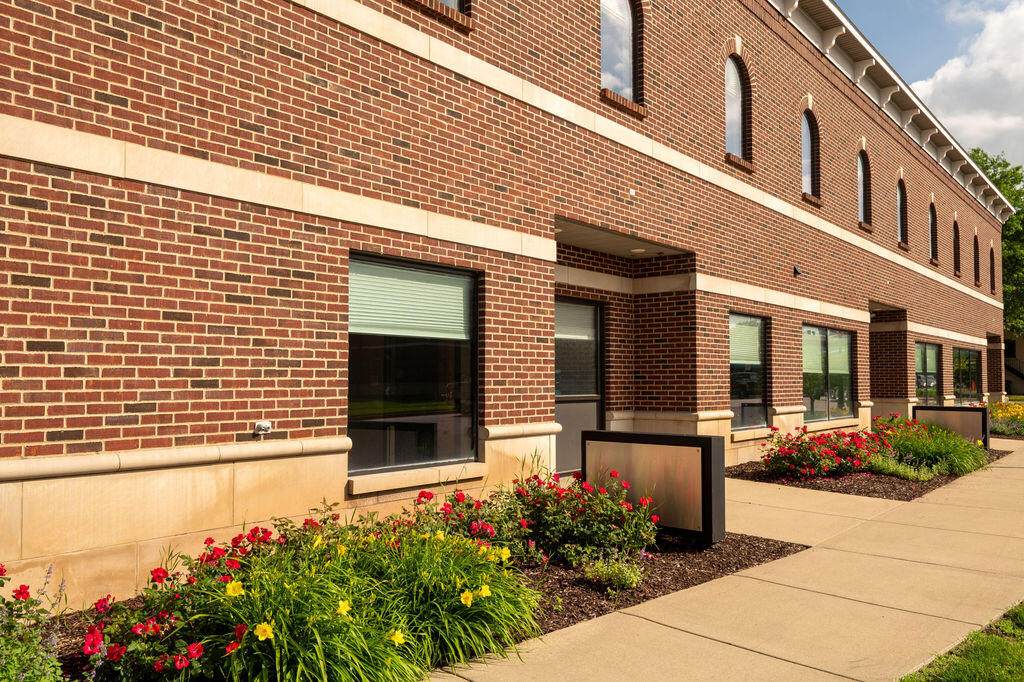 302 Front - Photo 1